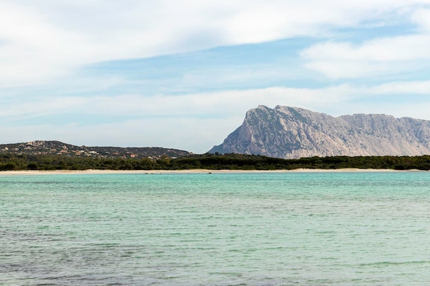 Orilla de la playa de Lu Impostu con la montaña al fondo y ningún pueblo San Teodoro Cerdeña Italia