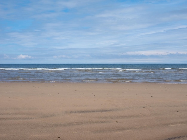 Orilla de la playa del mar