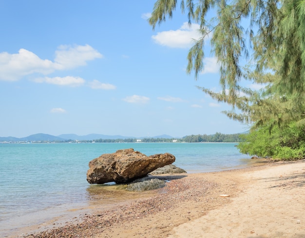 Orilla de la playa tropical con roca en Tailandia