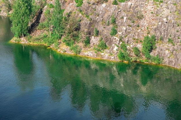 La orilla rocosa en el embalse azul. La belleza de lo salvaje. Un lugar no tocado por el hombre.