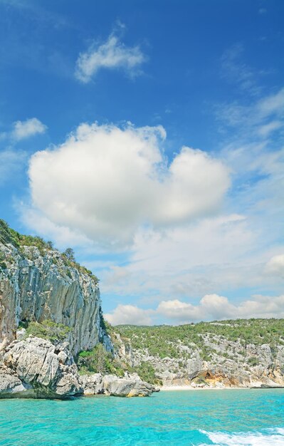 Orilla rocosa en el golfo de Orosei Cerdeña