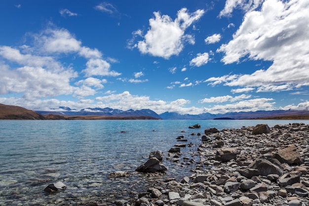 La orilla rocosa del lago Tekapo