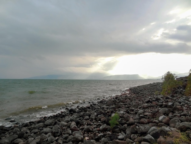 Foto orilla rocosa del mar o lago el mar de galilea también llamado lago de tiberíades o kinneret israel