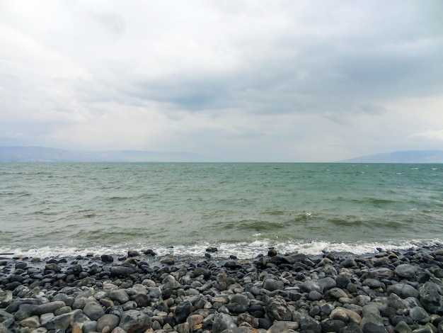 Orilla rocosa del mar o lago El mar de Galilea también llamado lago de Tiberíades o Kinneret Israel