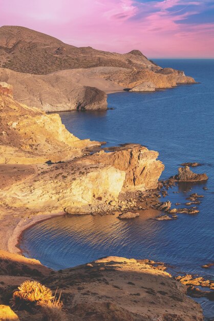 Orilla rocosa durante la puesta de sol Paisaje marítimo por la noche Reserva de Cabo de GataNjar Almería Andalucía