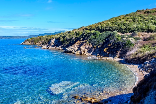 Orillas azules e inmaculada agua de mar cerca de las montañas en Nea Roda, Halkidiki, Grecia