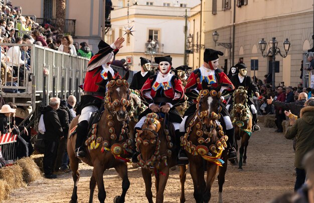 Oristano Cerdeña ITALIA 9 de febrero de 2024 corredores de la carrera de Sartiglia dirigida por su componidori