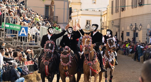 Oristano Sardinien ITALIEN 9. Februar 2024 Fahrer des Sartiglia-Rennens unter der Leitung von su componidori