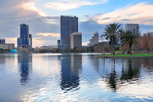 Orlando Lake Eola puesta de sol con horizonte de arquitectura urbana y nubes coloridas