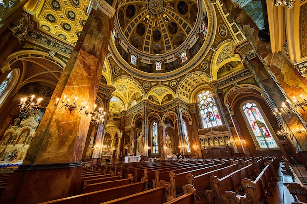 Foto ornamentação da basílica de são josafá interior vitrais e arcos