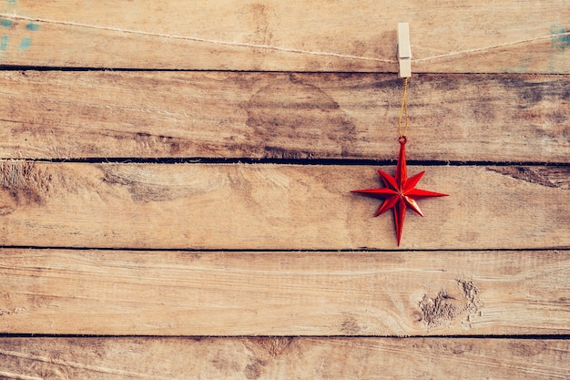 Ornamental estrellas rojas colgando de madera para el fondo de Navidad con el espacio