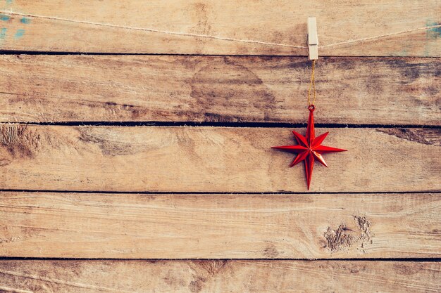 Ornamental rote Sterne hängen auf Holz für Weihnachten Hintergrund mit Platz