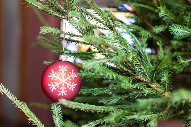 Ornamente auf Zweigen von Weihnachtsbaum und Fernseher