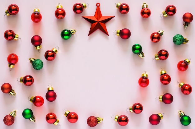 Foto ornamento de bolas de natal coloridas em fundo rosa com espaço para texto conceito de natal