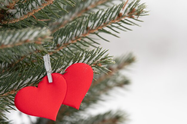 Ornamento decorativo en forma de corazón de San Valentín en un árbol de Navidad A