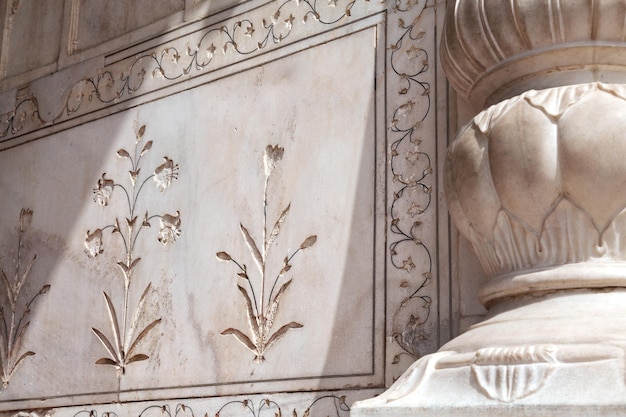 Ornamento floral na parede de mármore