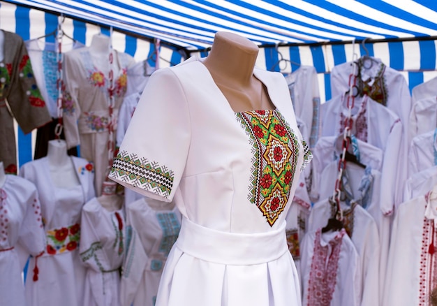 Foto ornamento de la gente nacional étnica ucraniana en la ropa bordado de ornamento de patrón tradicional eslavo