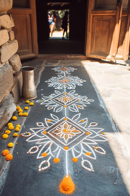 Foto ornamento indiano oriental rangoli na frente da casa ugadi ou gudi padwa celebração