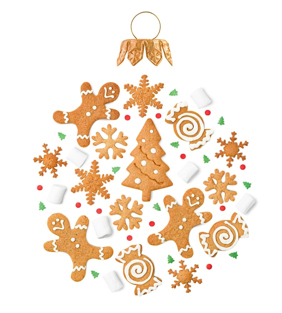 Ornamento navideño formado por galletas y malvaviscos sobre un fondo blanco aislado