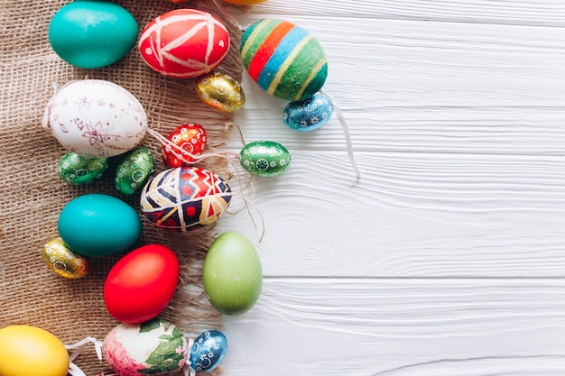 Ornamento de Pascua con huevos