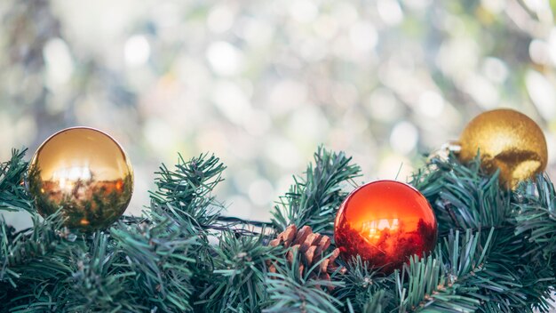 Ornamentos de Natal bola de ouro e bola vermelha com luz bokeh borrada