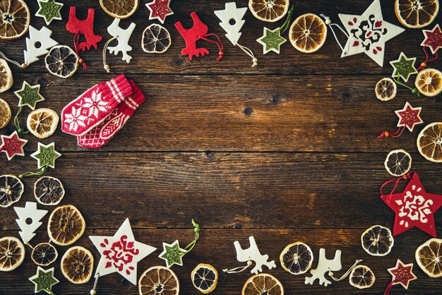 Ornamentos de Natal em fundo de madeira Espaço para texto