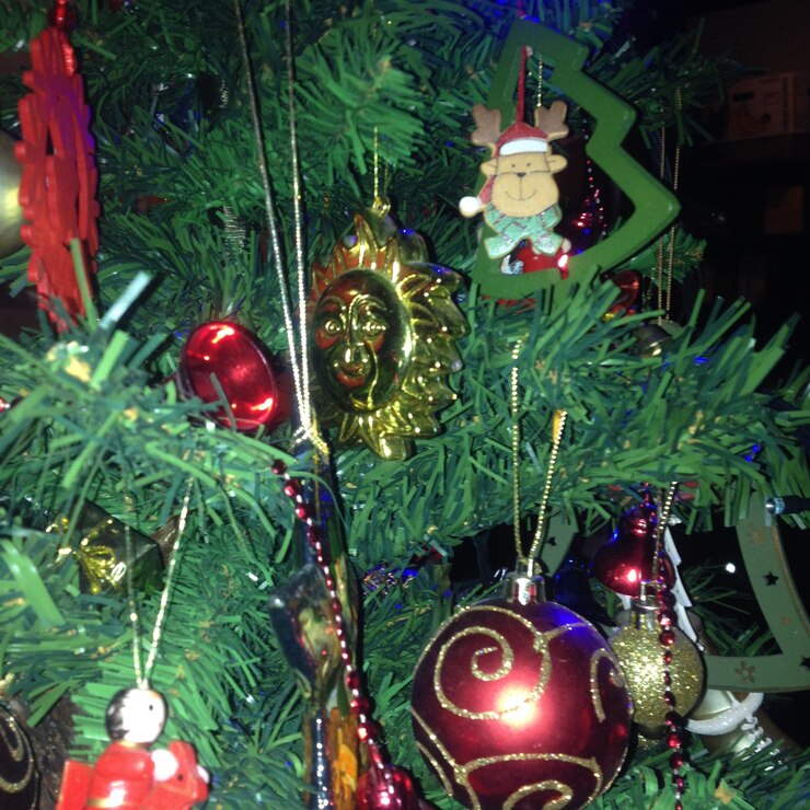 Foto ornamentos de natal na árvore de natal