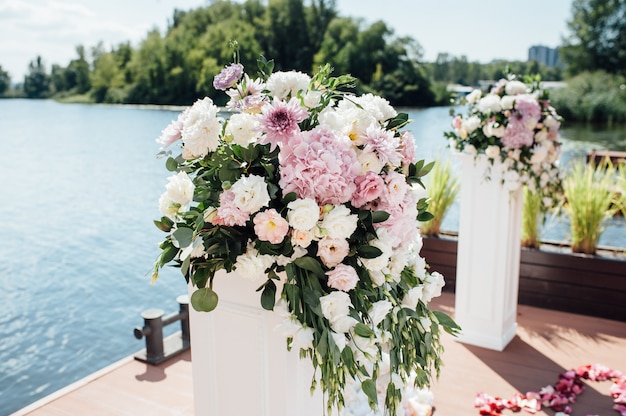 Ornamentos florais em uma base