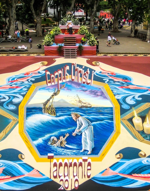 Ornamentos multicolores en las calles de la ciudad