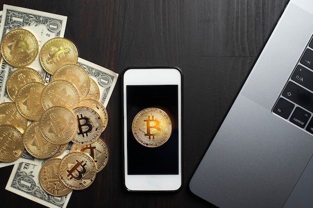 Oro de Bitcoin en el teléfono inteligente. nuevo concepto de criptomoneda