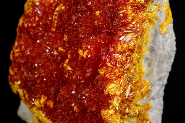 Orpiment de pedra mineral macro em fundo preto