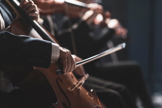 Orquesta sinfónica actuando en el escenario