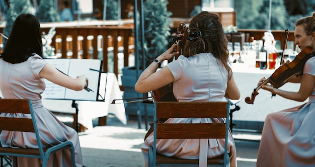 Orquestra de cordas tocando no terraço de verão