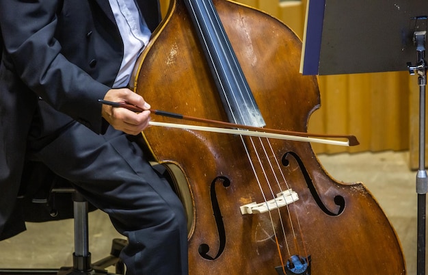 Foto orquestra filarmônica tocando em um conceito de música clássica de concerto de contrabaixo