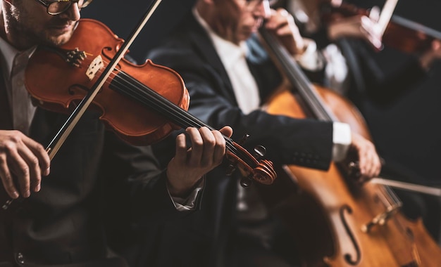 Foto orquestra sinfônica de cordas tocando no palco