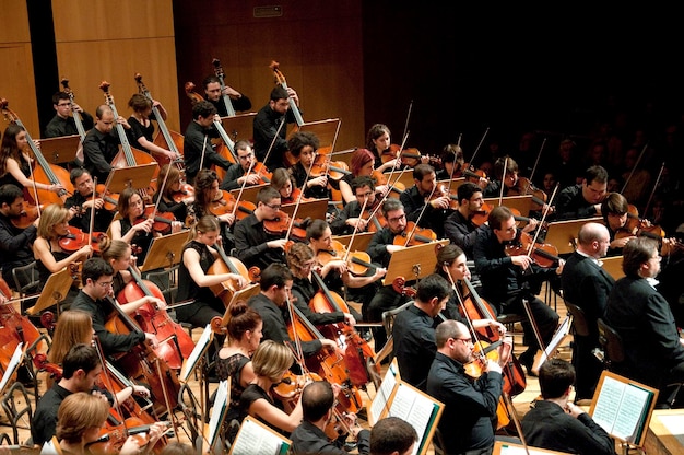 Foto orquestra sinfônica tocando no palco