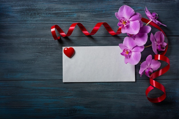 Orquídea roxa e envelope