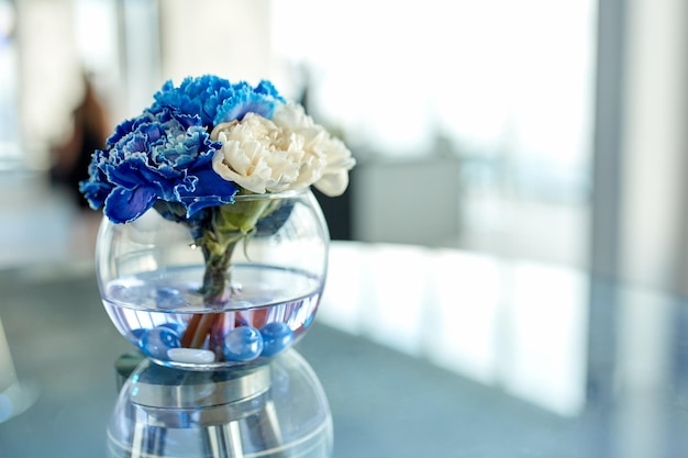 Orquídeas azules y blancas en un jarrón sobre la mesa un hermoso arreglo de flores en la oficina