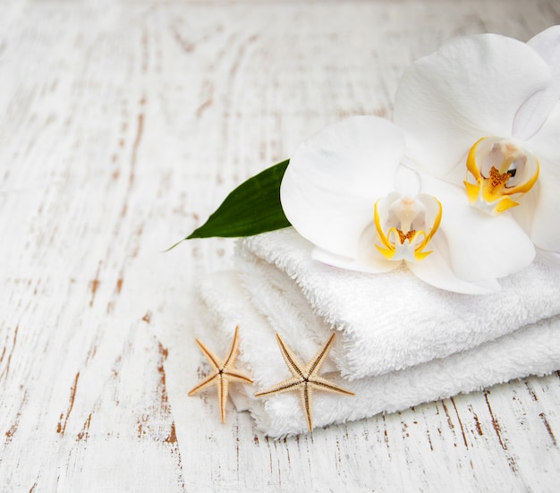 Orquídeas e toalhas de spa
