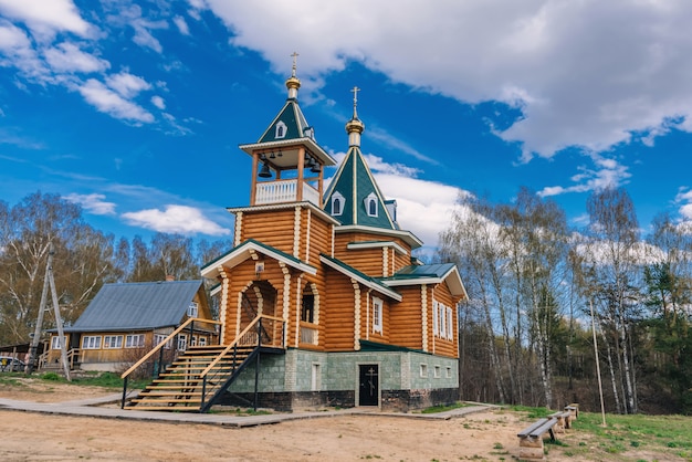 Orthodoxe christliche moderne hölzerne Kirche in einem Dorf in Russland an einem Sommertag