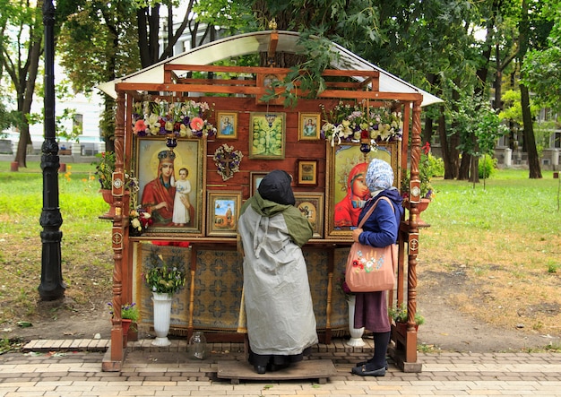 Orthodoxe Frauen beten vor den Ikonen im Park.