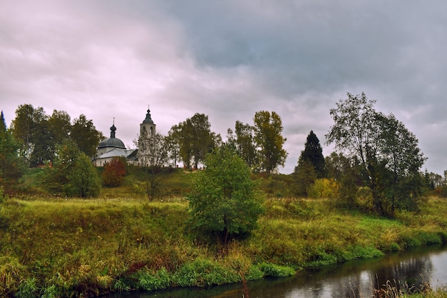 Orthodoxe Kirche am Flussufer