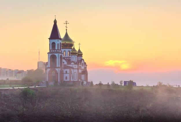 Orthodoxe Kirche am Stadtrand im Morgennebel im Morgengrauen Krasnojarsk Sibirien