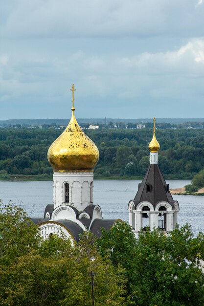 Orthodoxe Kirche am Ufer des Flusses