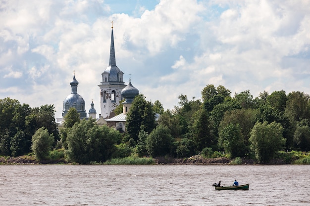 Orthodoxe Kirche am Ufer des Wolchow