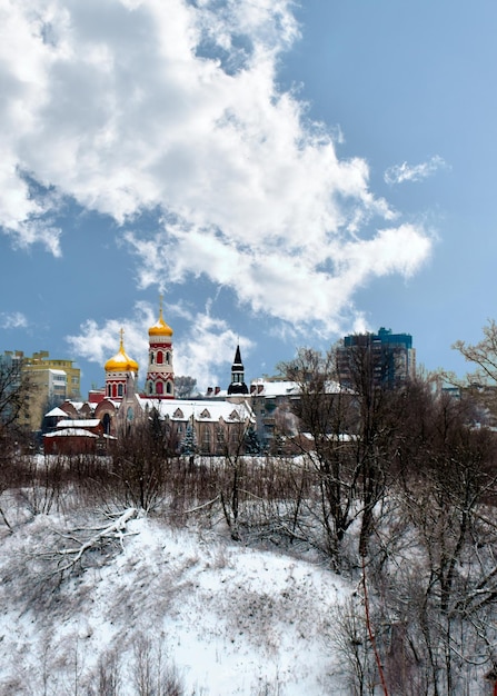 Orthodoxe Kirche auf dem Berg im Winter