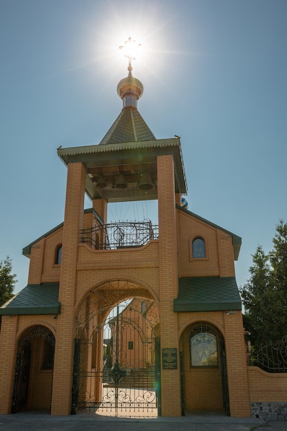 Orthodoxe Kirche gegen den blauen Himmel Konzeptreligionsreisearchitektur