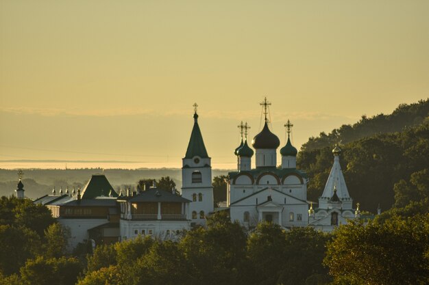 Orthodoxe Kirche im Morgengrauen im Wald