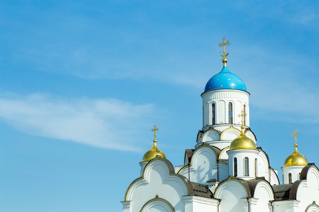 Orthodoxe Kirche in Russland gegen den blauen Himmel. Russisches Christentum und Orthodoxie in Architektur und Kultur