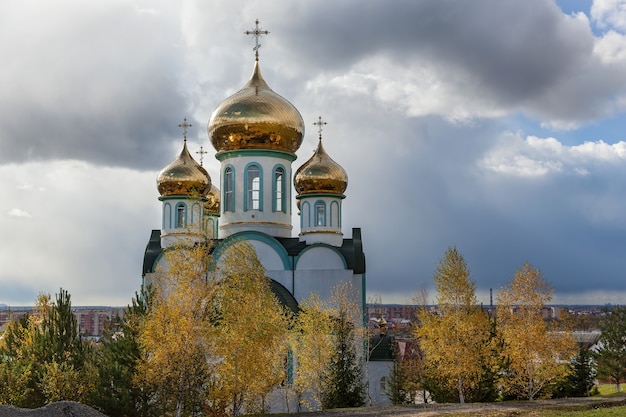 Orthodoxe Kirche mit goldenen Kuppeln im sonnigen Herbsttag, Allerheiligenkirche in Carpaty